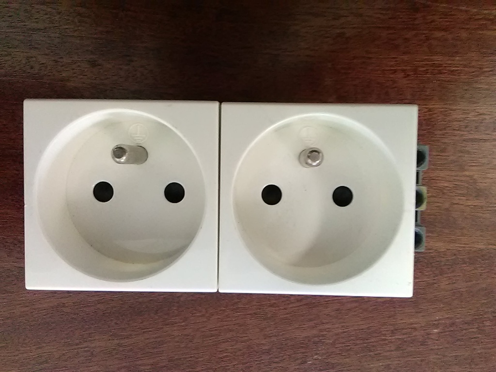 PRISE DE COURANT DOUBLE 2P + T POUR GOULOTTE MOSAIC (Legrand)